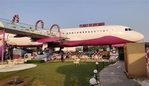 hotels near flight of dreams flight park